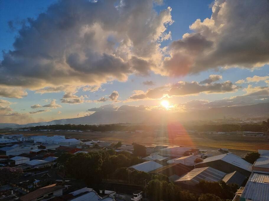 Amazing Volcano Views In Front Of Airport Apartamento